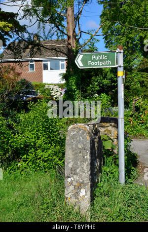 Sentiero pubblico, a partire su una strada residenziale San Donato Monchelsea village, Kent, Inghilterra. Foto Stock