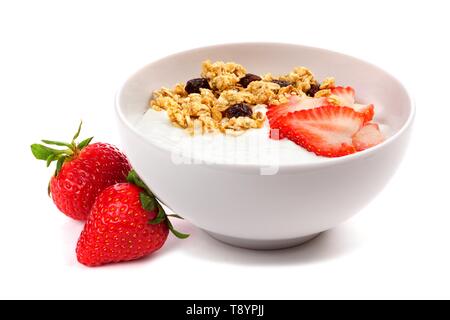 Yogurt con fragole e muesli in una ciotola bianco. Vista laterale, con frutti di bosco isolato su uno sfondo bianco. Foto Stock