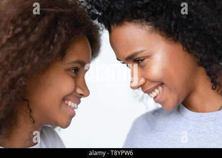 Close up americano africano madre e figlia teenager godendo momento Foto Stock