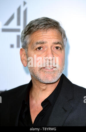 George Clooney frequentando il Catch-22 UK Premiere, tenutasi al cinema Vue Westfield di Londra. Foto Stock