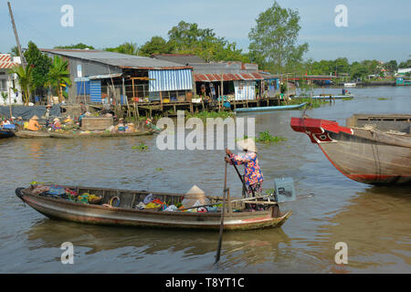 Phong Dien, Vietnam - 31 dicembre 2017. Una barca sul fiume al Phong Dien Mercato Galleggiante vicino a Can Tho nel Delta del Mekong Foto Stock