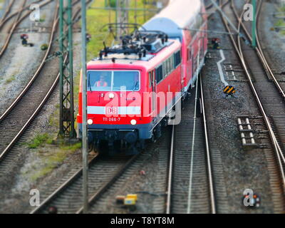 Augsburg, Germania - 5 Settembre 2018: trenino rosso dall'operatore ferroviario tedesco le ferrovie tedesche Deutsche Bahn DB è di lasciare la stazione centrale in un Foto Stock