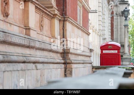 Telefono rosso casella al di fuori del Henry Cole ala del Victoria and Albert Museum, Exhibition Road, South Kensington, Londra, Inghilterra Foto Stock