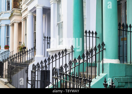 Case colorate in Westbourne Park Road, Notting Hill, Londra, Inghilterra Foto Stock