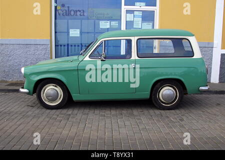 Firgas, Gran Canaria, Spagna - 30 dicembre 2018: Hillman Husky parcheggiata dal lato della strada. Nessuno nel veicolo. Foto Stock