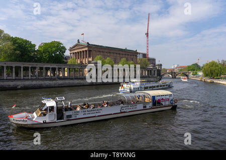 Berlino - Maggio 01, 2019: La Alte Nationalgalerie (vecchia galleria nazionale) e il fiume Sprea con un battello da diporto. Foto Stock