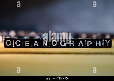 Oceanografia concetto dei blocchi di legno sul tavolo. Con sviluppo personale, di formazione e di motivazione concetto su sfondo sfocato Foto Stock