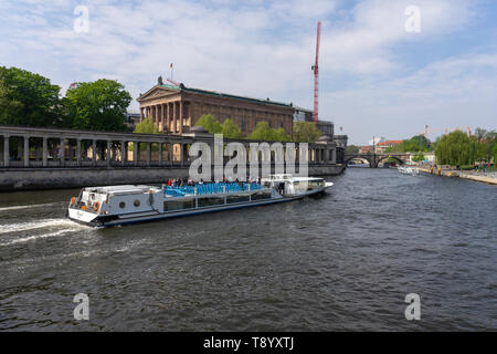Berlino - Maggio 01, 2019: La Alte Nationalgalerie (vecchia galleria nazionale) e il fiume Sprea con un battello da diporto. Foto Stock