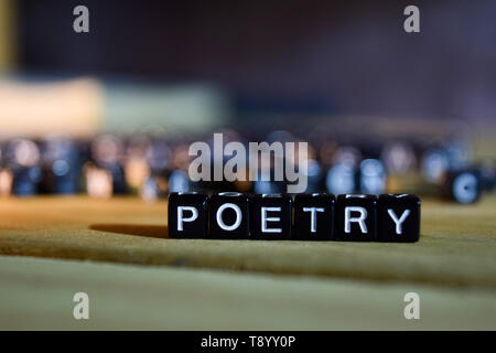 Concetto di poesia di blocchi di legno sul tavolo. Con sviluppo personale, di formazione e di motivazione concetto su sfondo sfocato Foto Stock