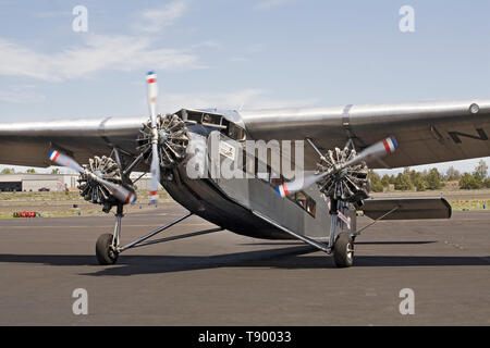 Un 1928 Ford Tri-Motor 5-A-B aereo, alimentato da tre Pratt & Whitney motori, vola in aeroporto in curva, Oregon. Foto Stock