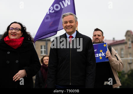 Wiosna leader del partito, Robert Biedron visto dopo una conferenza stampa. Conferenza stampa di leader di partito Wiosna (molla) Robert Biedron a Wroclaw per quanto riguarda la liquidazione di PiS partito dopo 4 anni di crollo nel governo locale della politica del governo. Foto Stock