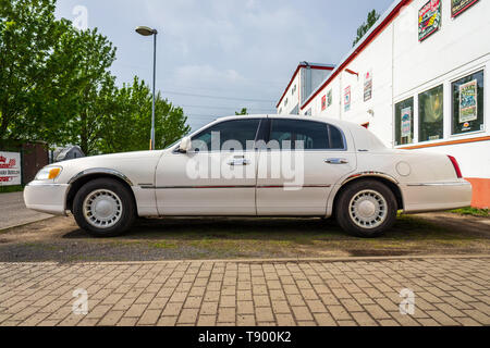 Berlino - Aprile 27, 2019: full-size auto di lusso Lincoln Town Car (di terza generazione) Foto Stock