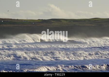 Ruvida di rottura onde sulla spiaggia di Aberdeen durante una tempesta di neve. La Scozia, Regno Unito. Foto Stock