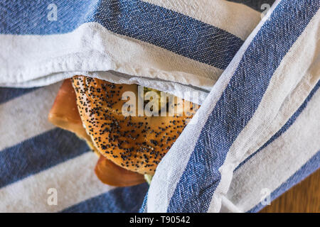 Panino avvolto in un panno. Foto Stock