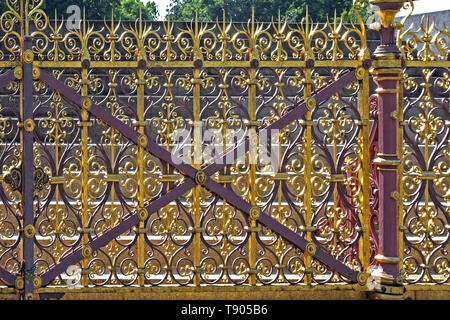 Golden decorativo recinto intorno a Prince Albert Memorial a Londra Foto Stock