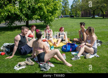 Gli studenti dal bordo dell'antenna Circus Scuola godere di un picnic al sole a Glasgow il Kelvingrove Park come il caldo continua. Foto Stock
