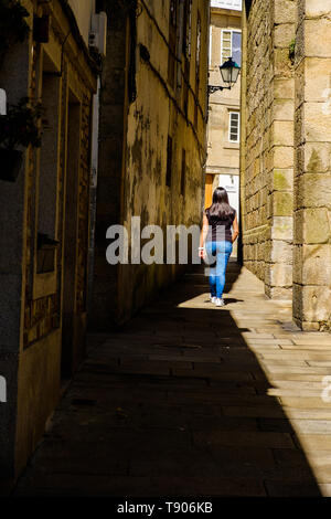 Santiago de Compostela , Spagna - 12 Maggio 2019: turisti e pellegrini a vagare per le strade dove magnifici edifici sono situati nello storico spagnolo Foto Stock