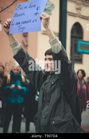 Granada, Spagna - 08 Marzo 2019: le donne, uomini e bambini insieme per celebrare la giornata internazionale della donna om una centrale avenue. Foto Stock