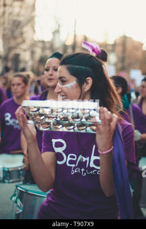 Granada, Spagna - 08 Marzo 2019: le donne, uomini e bambini insieme per celebrare la giornata internazionale della donna om una centrale avenue. Foto Stock