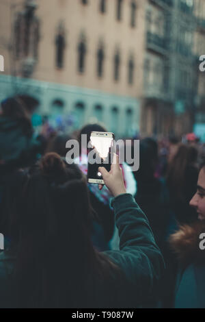 Granada, Spagna - 08 Marzo 2019: le donne, uomini e bambini insieme per celebrare la giornata internazionale della donna om una centrale avenue. Foto Stock