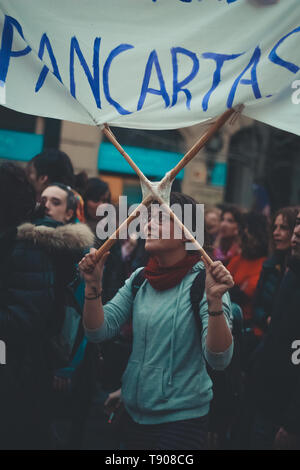 Granada, Spagna - 08 Marzo 2019: le donne, uomini e bambini insieme per celebrare la giornata internazionale della donna om una centrale avenue. Foto Stock