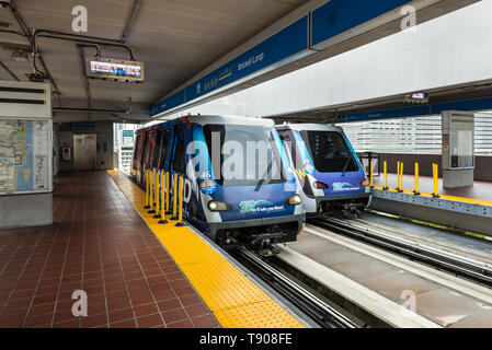 Miami, FL, Stati Uniti d'America - 19 Aprile 2019: Metromover nel Centro Cittadino di Miami. Metromover è un libero transito pubblico automated people mover treno sistema gestito dalla mia Foto Stock