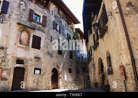 Una piccola cittadina italiana con strade e case antiche. Foto Stock