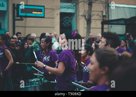 Granada, Spagna - 08 Marzo 2019: le donne, uomini e bambini insieme per celebrare la giornata internazionale della donna om una centrale avenue. Foto Stock