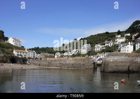 Il porto esterno di Polperro con la bassa marea, con le pareti del porto interno appena rivelando l'interno Foto Stock