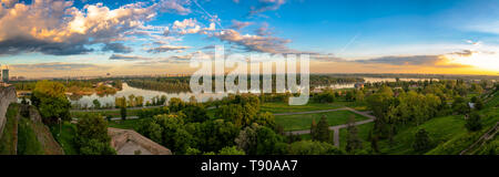 Vista panoramica dei fiumi Sava e Danubio a Belgrado. Una vista dalla fortezza di Kalemegdan verso la nuova Belgrado nelle prime ore del mattino con un inter Foto Stock