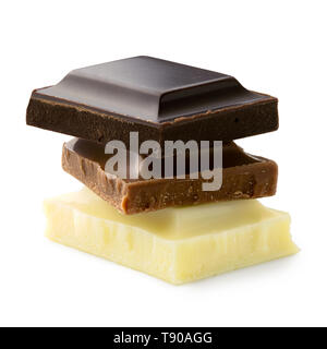 Pila di quadrati di cioccolato: cioccolato fondente, al latte e bianco isolato su bianco. Bordi ruvidi. Foto Stock