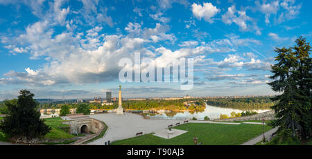 Kalemegdan e Victor nel sole del mattino. Una grande panoramica del fiume Sava e Belgrado nuova dal Kalemegdan. Foto Stock