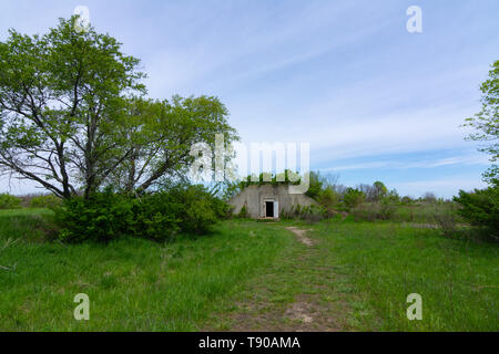 Vecchio bomb shelter in Midewin National Tallgrass Prairie. Wilmington, Illinois, Stati Uniti d'America Foto Stock