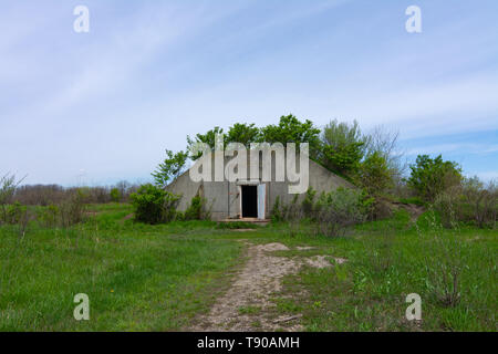 Vecchio bomb shelter in Midewin National Tallgrass Prairie. Wilmington, Illinois, Stati Uniti d'America Foto Stock