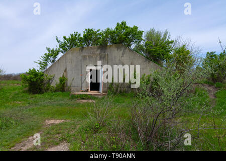 Vecchio bomb shelter in Midewin National Tallgrass Prairie. Wilmington, Illinois, Stati Uniti d'America Foto Stock