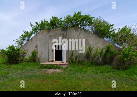 Vecchio bomb shelter in Midewin National Tallgrass Prairie. Wilmington, Illinois, Stati Uniti d'America Foto Stock