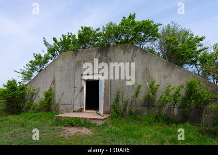 Vecchio bomb shelter in Midewin National Tallgrass Prairie. Wilmington, Illinois, Stati Uniti d'America Foto Stock