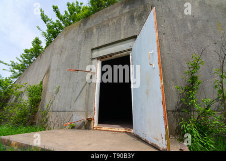 Vecchio bomb shelter in Midewin National Tallgrass Prairie. Wilmington, Illinois, Stati Uniti d'America Foto Stock