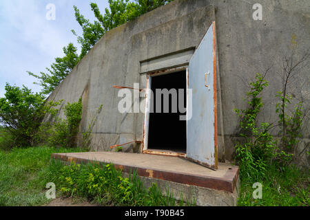 Vecchio bomb shelter in Midewin National Tallgrass Prairie. Wilmington, Illinois, Stati Uniti d'America Foto Stock