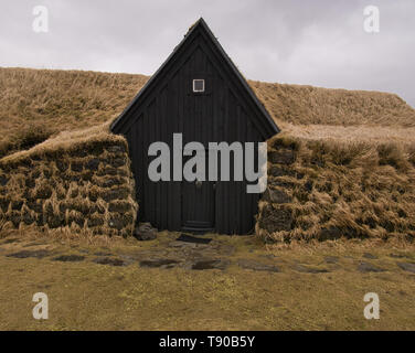 Vista frontale di una torba protetti casa in legno in Islanda Foto Stock