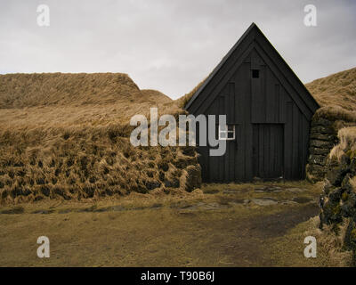 La facciata di una casa in legno circondato da torba in Keldur vicino a Hella Foto Stock