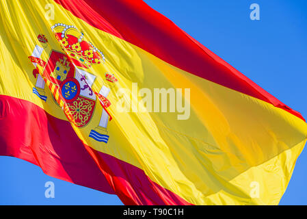 Close-up di bandiera della Spagna sventolare nel vento. Foto Stock