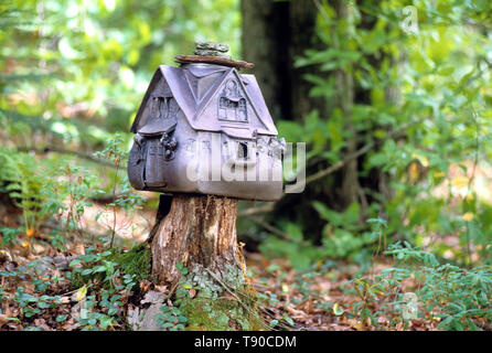 Una fata home lungo un percorso nel bosco di Deerfield, New Hampshire, STATI UNITI D'AMERICA Foto Stock