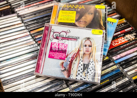 Nadarzyn, Polonia, 11 Maggio 2019: Avril Lavigne CD album The Best Damn Thing 2007 sul display per la vendita, la famosa cantante canadese, cantautore, e attrice, Foto Stock