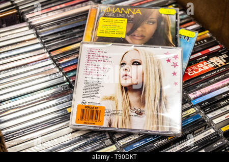 Nadarzyn, Polonia, 11 Maggio 2019: Avril Lavigne CD album The Best Damn Thing 2007 sul display per la vendita, la famosa cantante canadese, cantautore, e attrice, Foto Stock