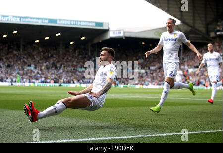 Leeds United's Stuart Dallas (sinistra) punteggio celebra il suo lato del primo obiettivo del gioco durante il cielo Bet Play-Off campionato, Semi Finale, la seconda gamba corrispondono a Elland Road, Leeds. Foto Stock