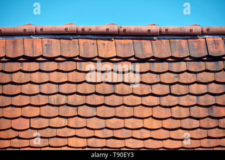 Un tetto in tegole con piastrelle diverse Foto Stock