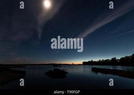 Paesaggio notturno con la luna nella palude di Valdesalor. Extremadura. Spagna. Foto Stock