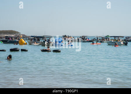 Darwin, Northern Territory, Australia-July 22,2018: Timor mare a Mindil Beach con la folla e barche durante la birra può regata a Darwin, in Australia Foto Stock