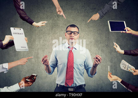 Giovane uomo d affari è meditare per alleviare lo stress della frenetica vita aziendale Foto Stock